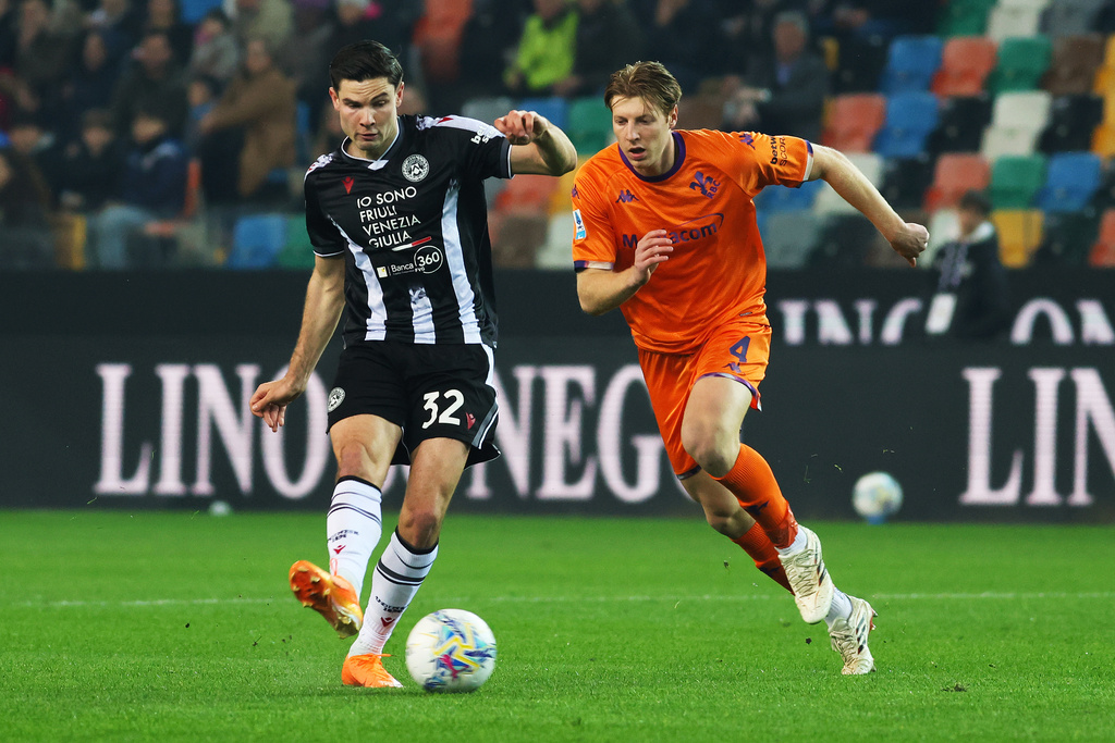 Udinese's Jurgen Ekkelenkamp, left, fights for the ball with Marco Brescianini during the Italian Serie A soccer match between Udinese and Fiorentina in Udine, Italy, Monday, March 2, 2026. (Andrea Bressanutti/LaPresse via AP)