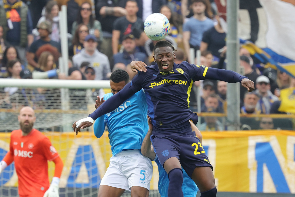 Parma's Nesta Elphege and Napoli's Juan Jesus, left, vie for the ball during the Serie A soccer match between Parma and Napoli, in Parma, Italy, Sunday, April 12, 2026. (Alberto Mariani/LaPresse via AP)