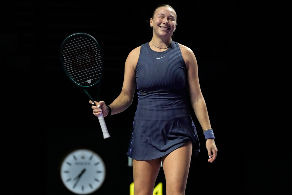 Amanda Anisimova of the United States gestures during her women's singles match against Iga Swiatek of Poland at the WTA tennis finals in Riyadh, Saudi Arabia, Wednesday, Nov. 5, 2025. (AP Photo/Fatima Shbair)