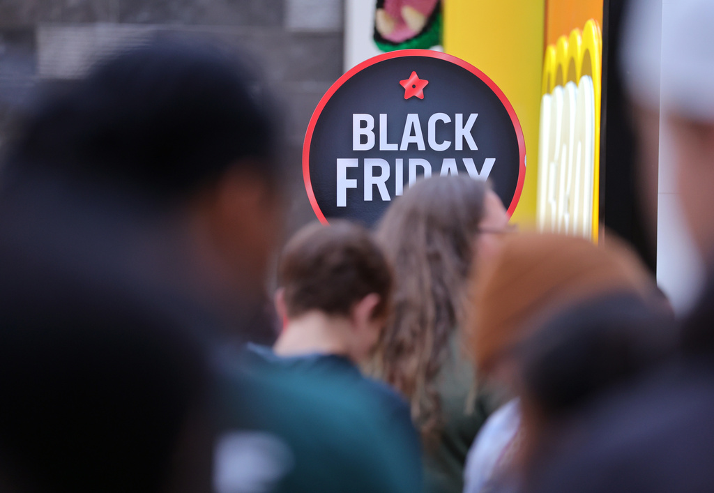 Shoppers wait in lines before they browse through stores at Mall of America for Black Friday deals, Friday, Nov. 28, 2025, in Bloomington, Minn. (AP Photo/Adam Bettcher)
