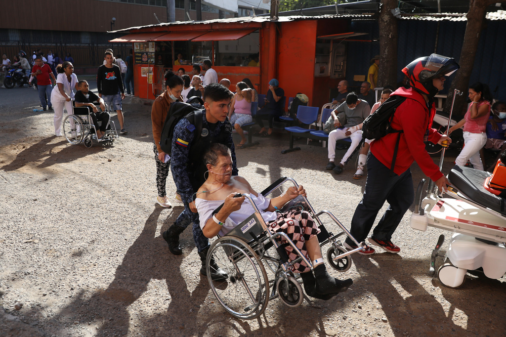 Patients are evacuated from a hospital after an earthquake struck Cali, Colombia, Monday, Aug. 10, 2026. (AP Photo/Santiago Saldarriaga)
