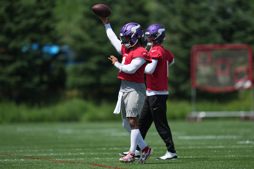 Minnesota Vikings quarterbacks Kyler Murray, front, and J.J. McCarthy, back, take part in drills during an NFL football practice Tuesday, June 9, 2026 in Eagan, Minn. (AP Photo/Abbie Parr)