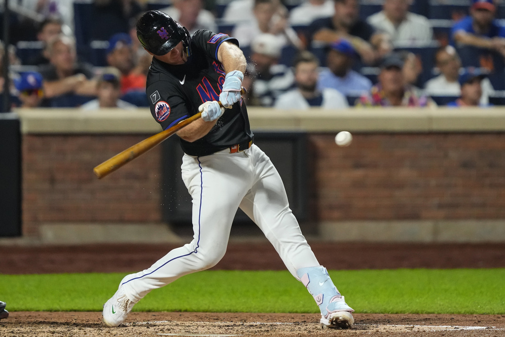 New York Mets' Pete Alonso hits an RBI single during the sixth inning of a baseball game against the Atlanta Braves, Thursday, Aug. 14, 2025, in New York. (AP Photo/Yuki Iwamura)