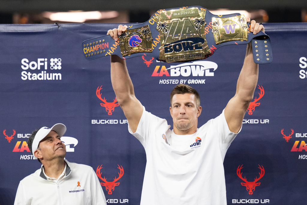 Former NFL tight end Rob Gronkowski holds up the LA Bowl belt after Washington's victory over Boise State in the LA Bowl NCAA college football game Saturday, Dec. 13, 2025, in Inglewood, Calif. (AP Photo/Kyusung Gong)