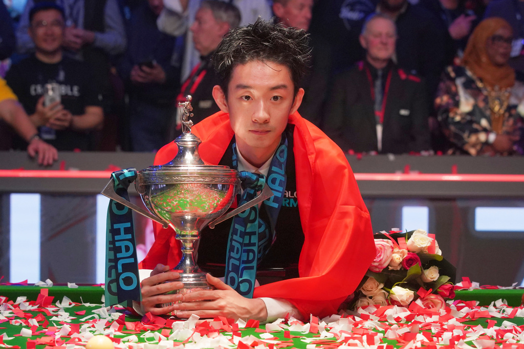 China's Wu Yize poses for the media with the trophy after winning the World Snooker Championship defeating England's Shaun Murphy in Sheffield, England, Monday, May 4, 2026.(AP Photo/Ian Hodgson)