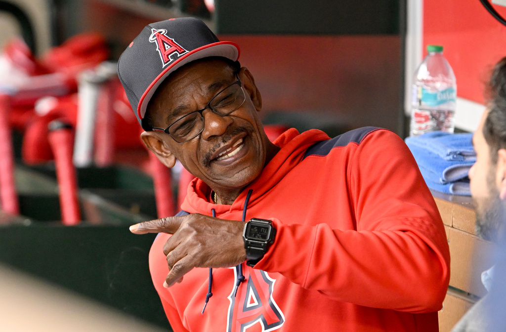 FILE - Los Angeles Angels manager Ron Washington talks in the dugout before a baseball game against the Toronto Blue Jays in Anaheim, Calif., Tuesday, May 6, 2025. (AP Photo/Alex Gallardo, File)