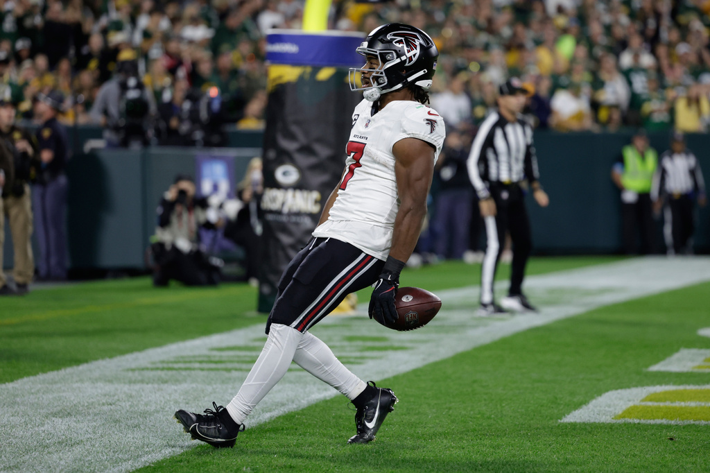 Atlanta Falcons' Bijan Robinson runs for a touchdown during the first half of an NFL football game against the Green Bay Packers in Green Bay, Wis., Thursday, Sept. 24, 2026. (AP Photo/Matt Ludtke)