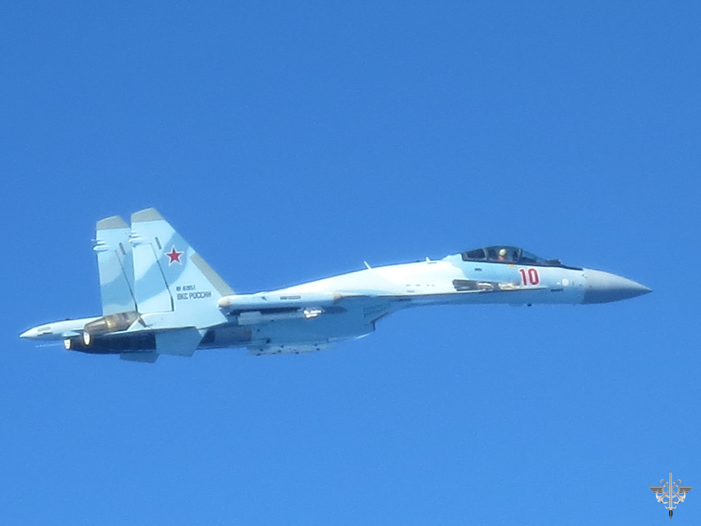 In this photo, provided by the French Army on Monday, April 20, 2026, a Russian Su-35 fighter jet flies over the Baltic Sea. (Etat-Major des Armees via AP)