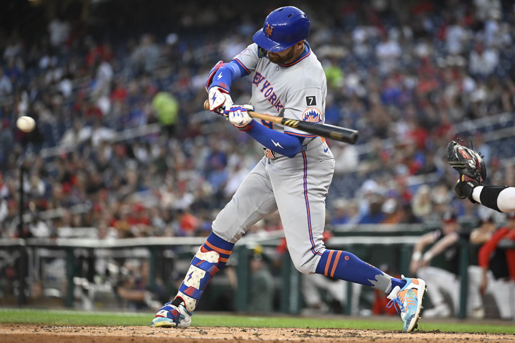 New York Mets Brandon Nimmo hits a RBI single during the third inning of a baseball game against the Washington Nationals Tuesday, Aug. 19, 2025, in Washington. (AP Photo/John McDonnell)