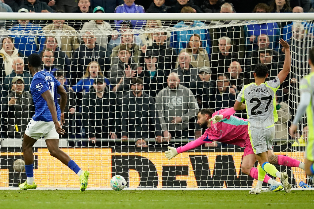 Everton's Thierno Barry scores during the Premier League soccer match between Manchester City and Everton in Liverpool, England, Monday, May 4, 2026. (AP Photo/Dave Thompson)