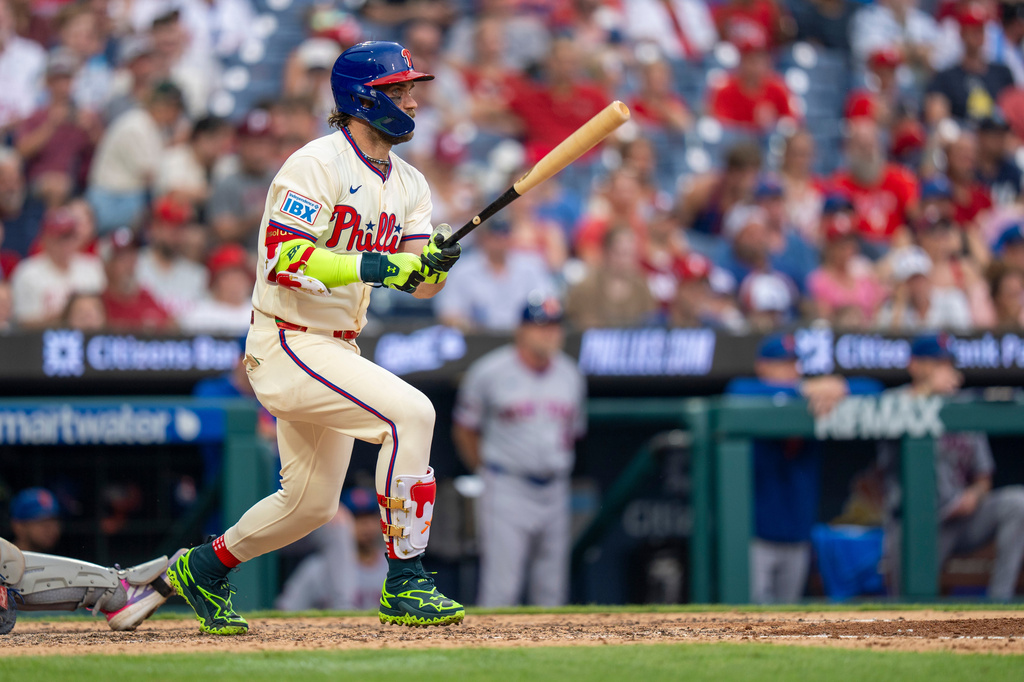 Philadelphia Phillies' Bryce Harper hits a two-run single during the sixth inning of a baseball game against the New York Mets, Saturday, July 18, 2026, in Philadelphia. (AP Photo/Chris Szagola)