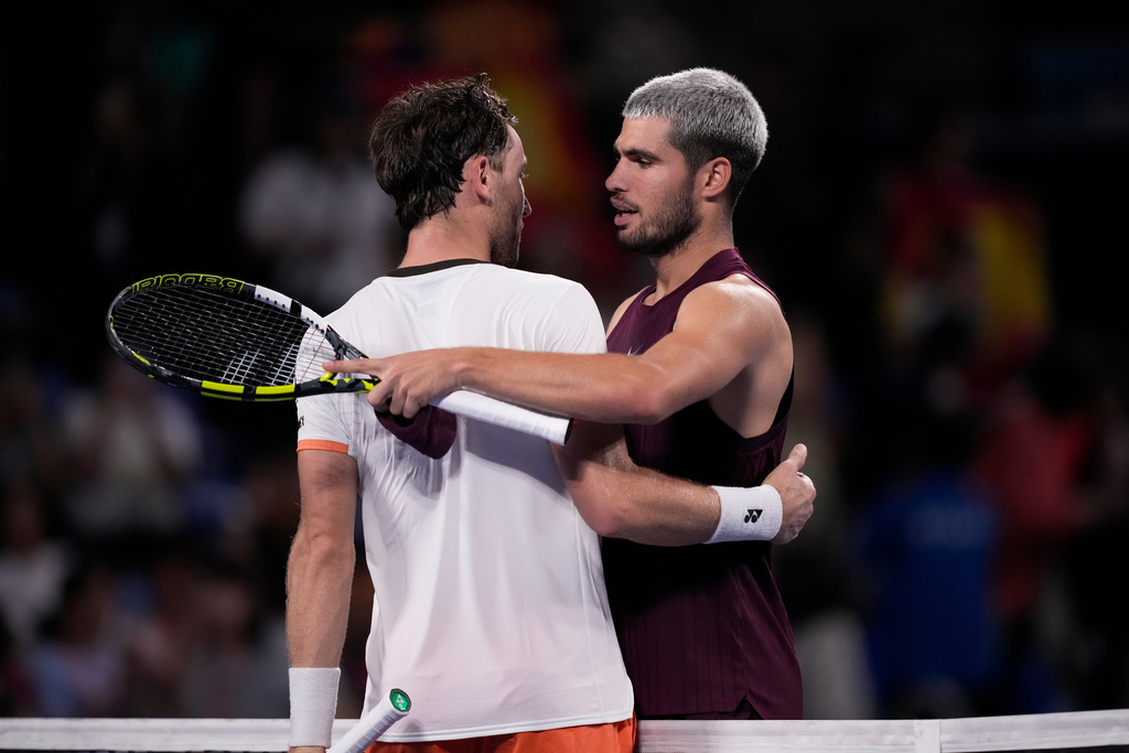Spain's Carlos Alcaraz, right, hugs Norway's Casper Ruud after his win at the men's singles semi final match at the Tokyo ATP 500 tennis tournament at Ariake Coliseum, in Tokyo, Monday, Sept. 29, 2025. (AP Photo/Louise Delmotte)