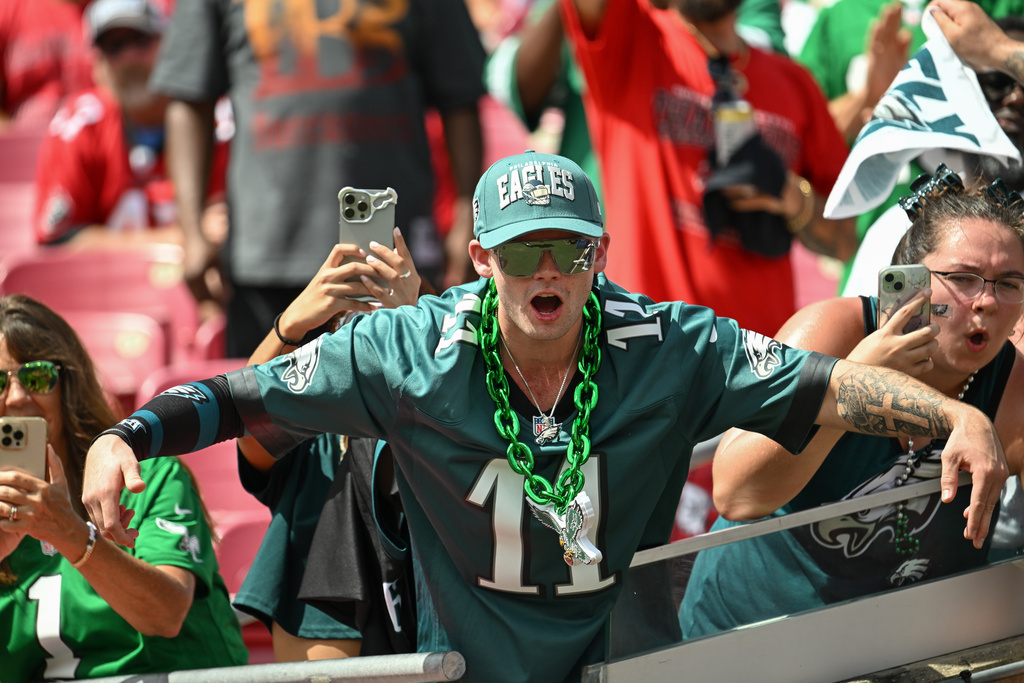 A Philadelphia Eagles reacts as players leave the field after warm ups before an NFL football game against the Tampa Bay Buccaneers, Sunday, Sept. 28, 2025, in Tampa, Fla. (AP Photo/Jason Behnken)