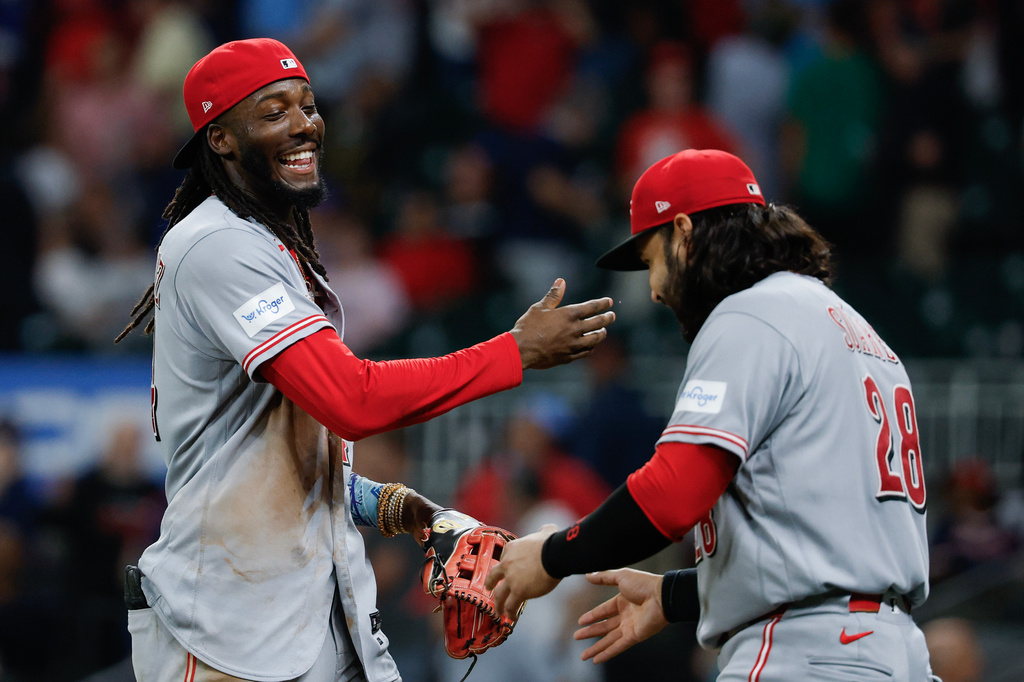 Cincinnati Reds' Elly De La Cruz, left, and Eugenio Su&aacute;rez (28) celebrate after defeating the Atlanta Braves during the ninth inning of a baseball game, Tuesday, Sept. 22, 2026, in Atlanta. (AP Photo/Erik S. Lesser)