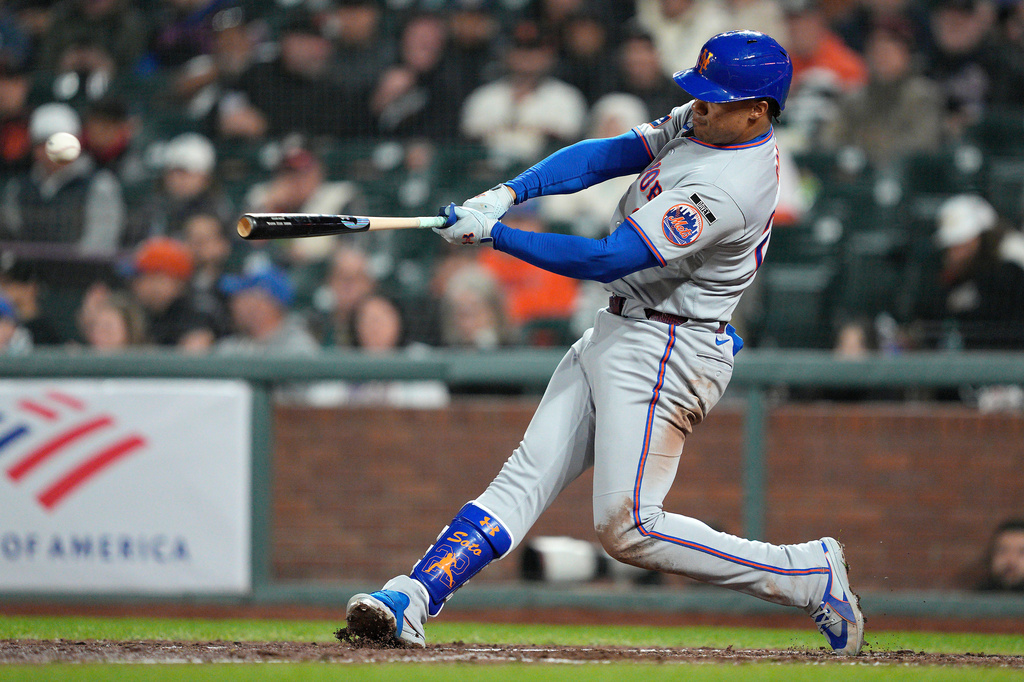 New York Mets' Juan Soto hits a single during the eighth inning of a baseball game against the San Francisco Giants in San Francisco, Thursday, April 2, 2026. (AP Photo/Tony Avelar)