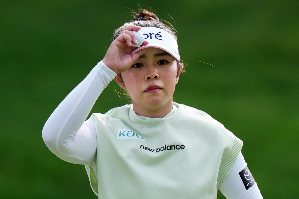 Miyu Yamashita, of Japan, tips her visor to the crowd after making par on the ninth hole during the final round at the LPGA Canadian Women's Open golf tournament in Edmonton, Alberta, Sunday, Aug. 23, 2026. (Darryl Dyck/The Canadian Press via AP)