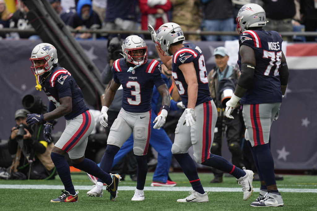 New England Patriots tight end Hunter Henry (85) celebrates with New England Patriots wide receiver DeMario Douglas (3) after Douglas scored a touchdown against the Las Vegas Raiders during the first half of an NFL football game, Sunday, Sept. 7, 2025, in Foxborough, Mass. (AP Photo/Charles Krupa)