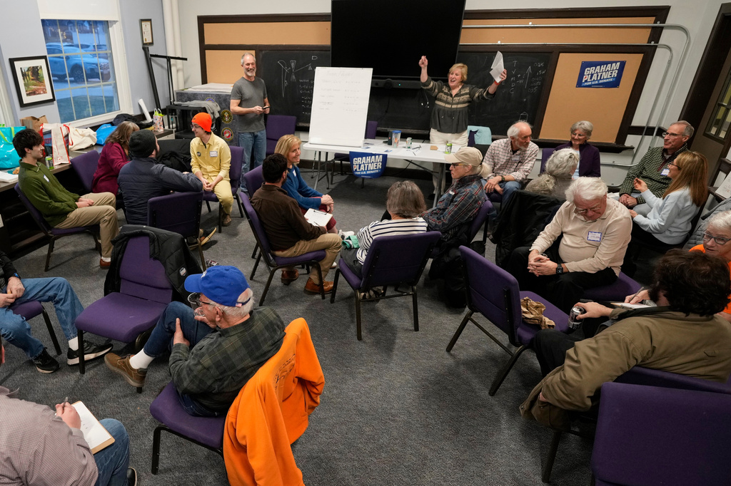 Joanie Monteith leads a trivia night for supporters of U.S. Senate candidate Graham Platner, Thursday, March 26, 2026, in Kittery, Maine. (AP Photo/Robert F. Bukaty)
