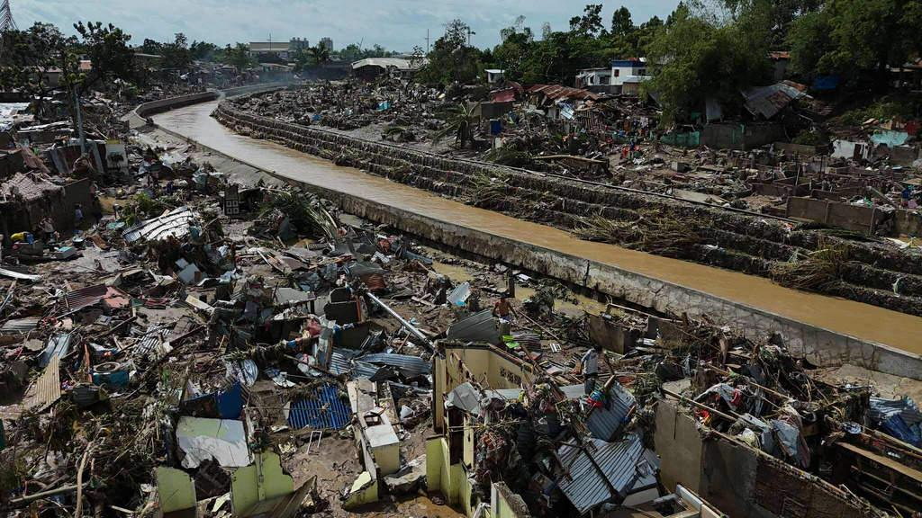Residents return to their damaged homes after Typhoon Kalmaegi caused devastation in communities along the Mananga River in Talisay City, Cebu province, central Philippines, Wednesday, Nov. 5, 2025. (AP Photo/Jacqueline Hernandez)