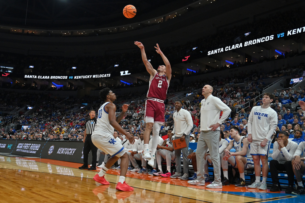 Santa Clara's Sash Gavalyugov (2) shoots over Kentucky's Otega Oweh during the first half in the first round of the NCAA college basketball tournament, Friday, March 20, 2026, in St. Louis. (AP Photo/Ali Overstreet)