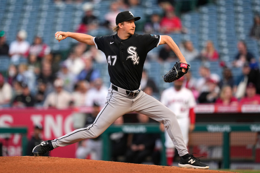 Chicago White Sox starting pitcher Erick Fedde throws to the plate during the first inning of a baseball game against the Los Angeles Angels, Tuesday, May 5, 2026, in Anaheim, Calif. (AP Photo/Mark J. Terrill)