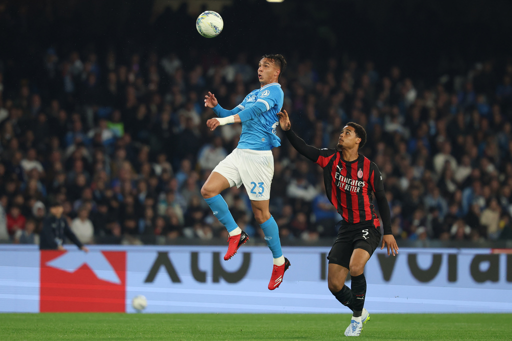 Napoli's Giovanen, left, and AC Milan's Koni De Winter battle for the ball during the Italian Serie A soccer match between Napoli and Milan in Naples, Italy, Monday, April 6, 2026. (Alessandro Garofalo/LaPresse via AP)