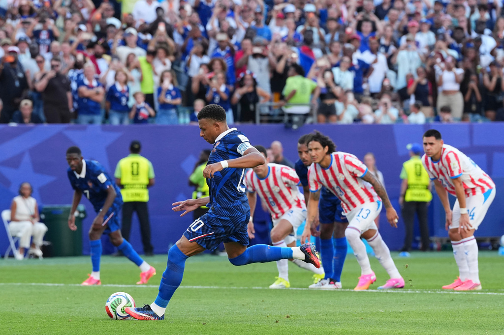 France's Kylian Mbappe (10) scores from a penalty kick the opening goal during the World Cup round of 16 soccer match between Paraguay and France in Philadelphia, Saturday, July 4, 2026. (AP Photo/Martin Meissner)