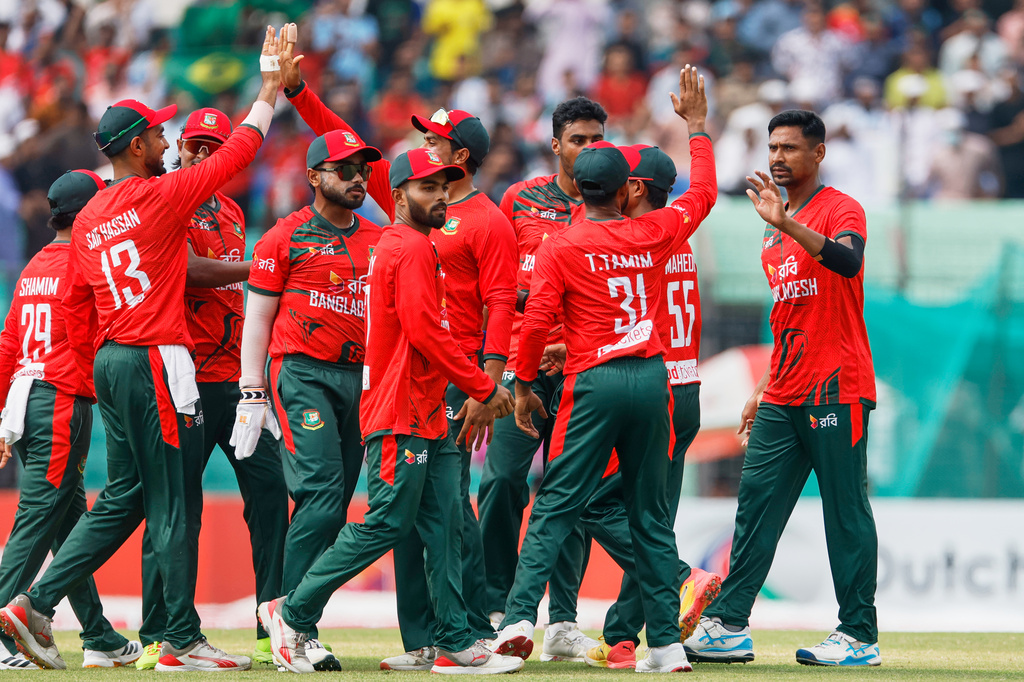 Bangladesh's Mustafizur Rahman, right, celebrates with teammates the wicket of Australia's captain Mitchell Marsh during the second T20 international cricket match between Australia and Bangladesh, in Chattogram, Bangladesh, Friday, June 19, 2026. (AP Photo/Mosaraf Hossain)