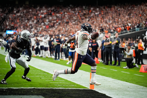 Chicago Bears running back d'Andre Swift (4) scores a touchdown past Las Vegas Raiders cornerback Kyu Blu Kelly (36) during the second half of an NFL football game Sunday, Sept. 28, 2025, in Las Vegas. (AP Photo/John Locher) Chicago Bears running back d'Andre Swift (4) scores a touchdown past Las Vegas Raiders cornerback Kyu Blu Kelly (36) during the second half of an NFL football game Sunday, Sept. 28, 2025, in Las Vegas. (AP Photo/John Locher)