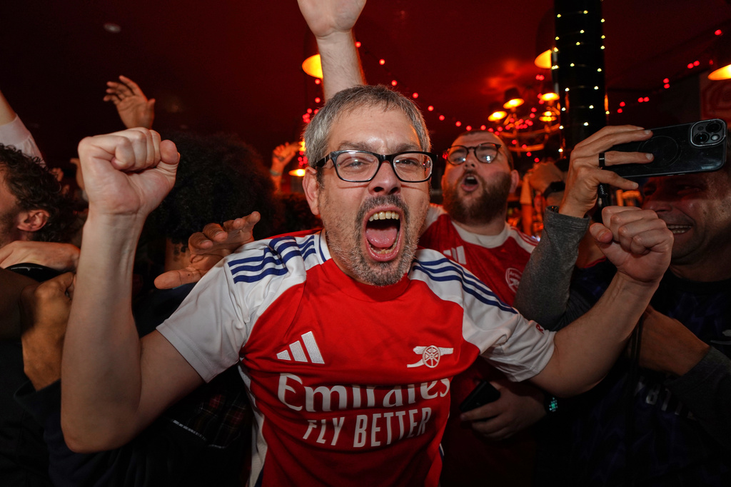 Arsenal supporters celebrate in a pub near the Arsenal stadium after Arsenal's soccer team won the Premier League title in London, Tuesday, May 19, 2026.(AP Photo/Alberto Pezzali)