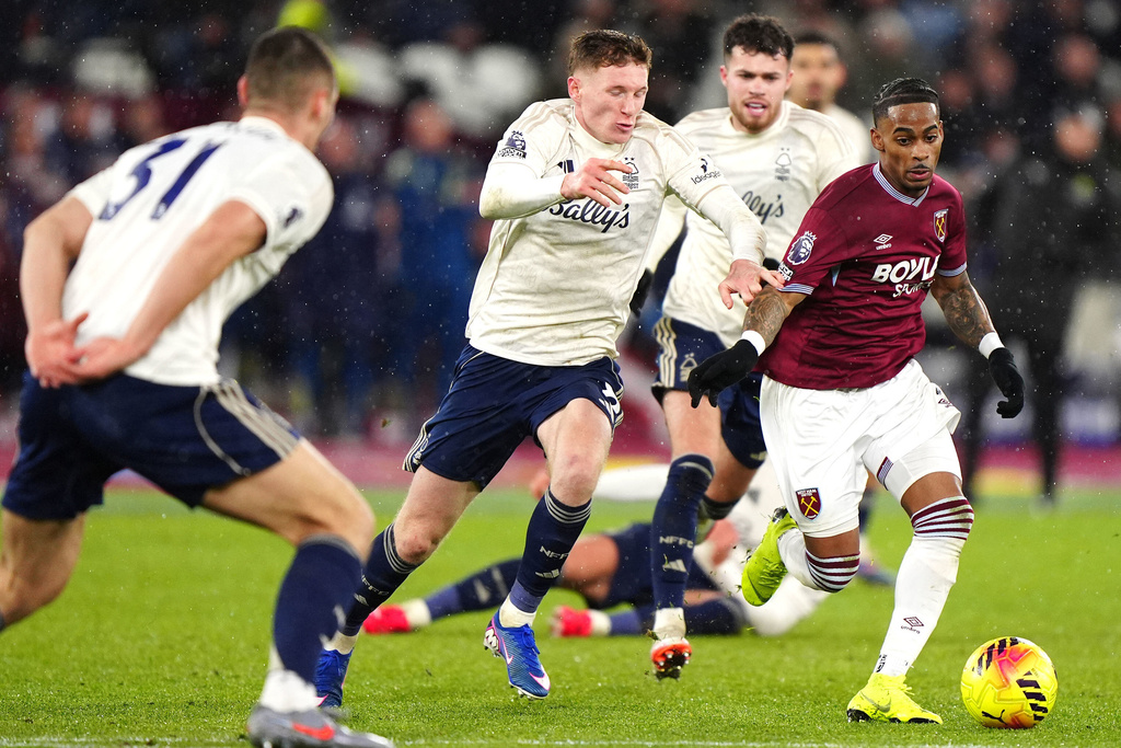 West Ham United's Crysencio Summerville, right, and Nottingham Forest's Elliot Anderson in action during the English Premier League soccer match between West Ham United and Nottingham Forest in London, Tuesday Jan. 6, 2026. (Bradley Collyer/PA via AP)