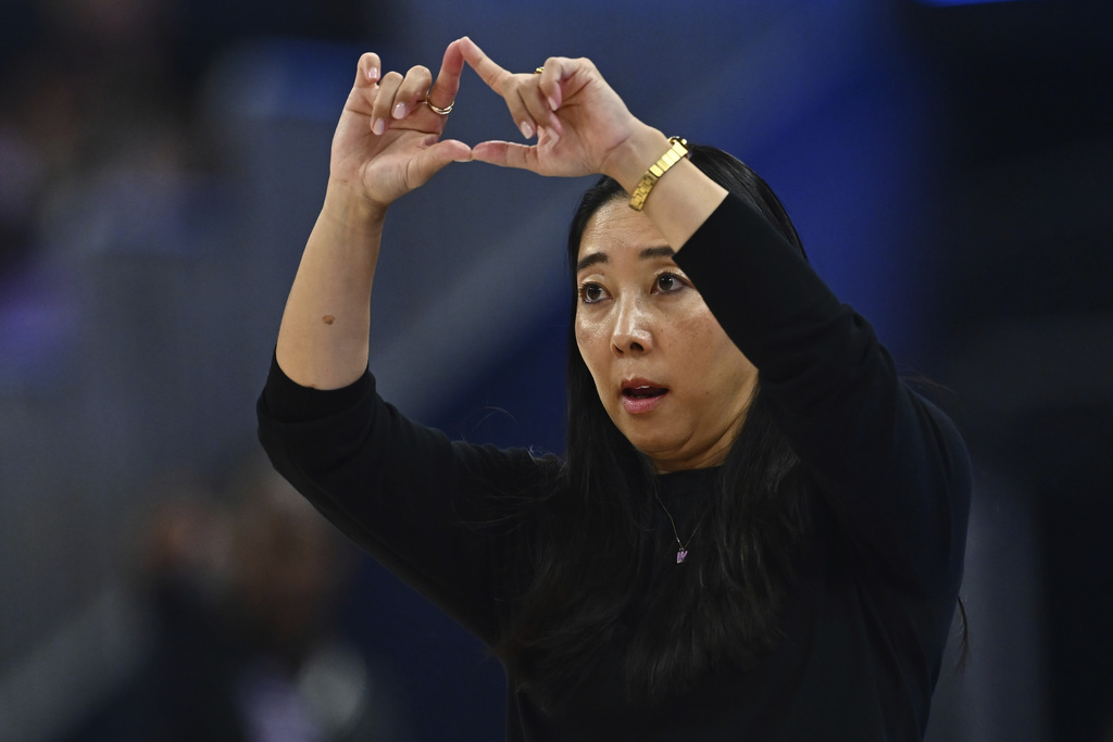 Golden State Valkyrie head coach Natalie Nakase gestures to her players while playing against the Washington Mystics in the first quarter of a WNBA basketball game at Chase Center in San Francisco, Saturday, Aug. 30, 2025. (Jose Carlos Fajardo/Bay Area News Group via AP)