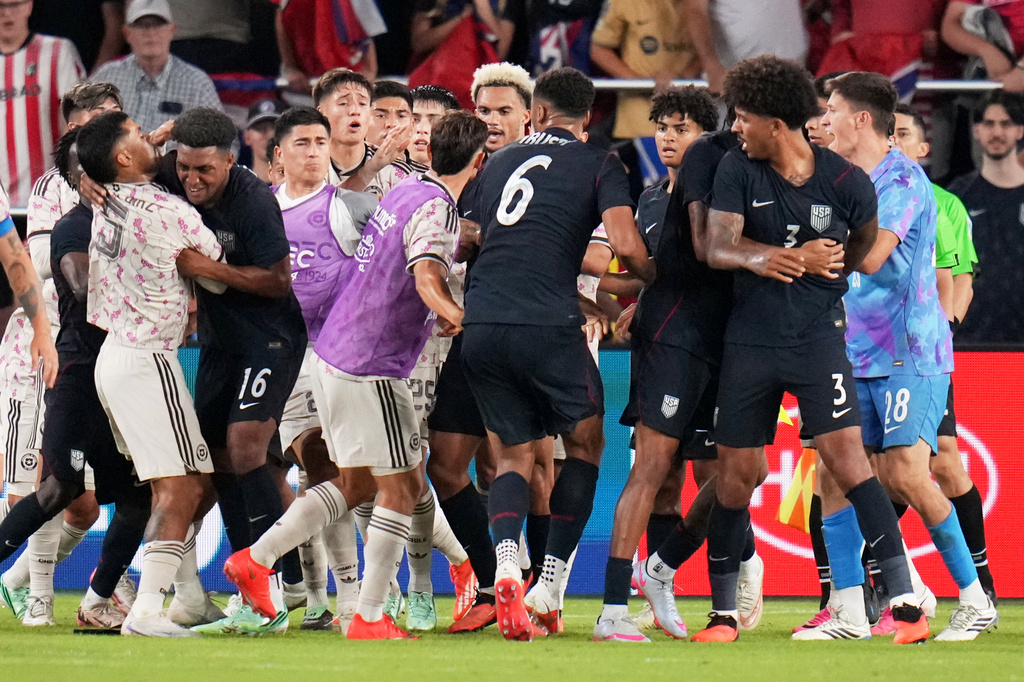 Members of United States and Chile scuffle near the end of their international friendly soccer match Tuesday, Sept. 29, 2026, in St. Louis. (AP Photo/Jeff Roberson)
