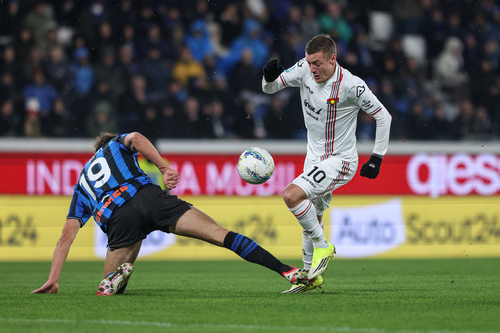 Atalanta's Berat Djimsiti, left, and Cremonese's Jamie Vardy battle for the ball during the Italian Serie A soccer match between A.C Atalanta B.C. and Cremoese in Bergamo, Italy, Monday, Feb. 9, 2026. (Stefano Nicoli/LaPresse via AP)