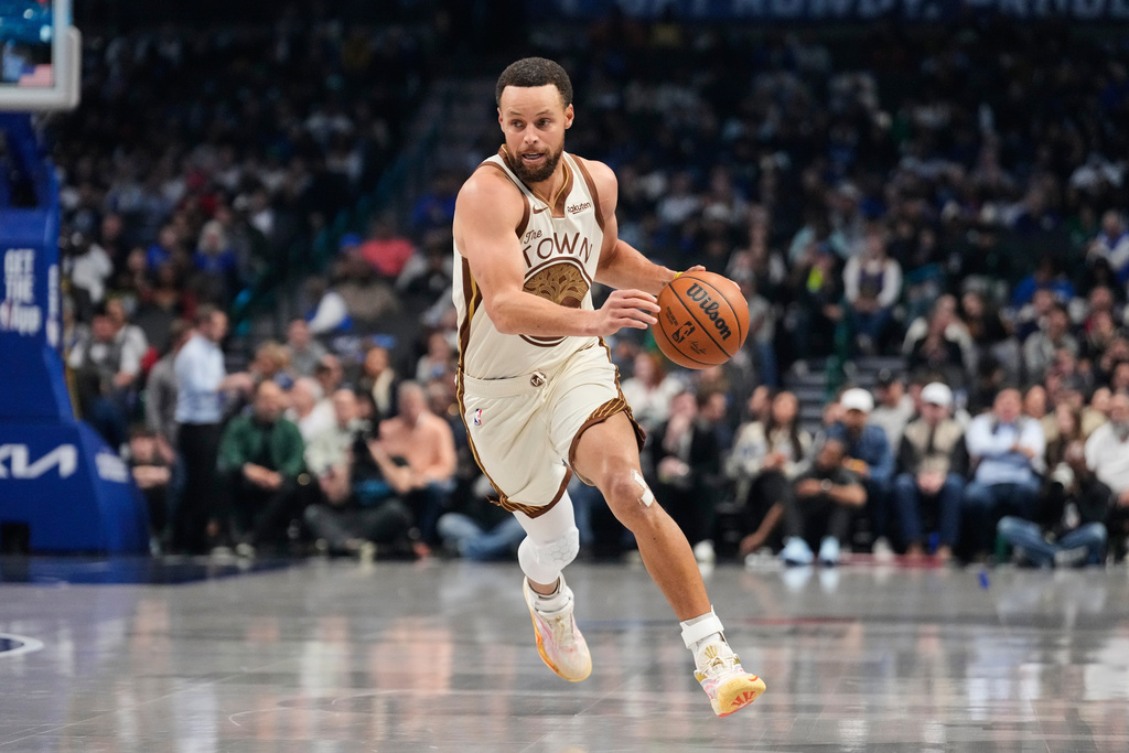Golden State Warriors guard Stephen Curry works against the Dallas Mavericks in the first half of an NBA basketball game in Dallas, Thursday, Jan. 22, 2026. (AP Photo/Tony Gutierrez)
