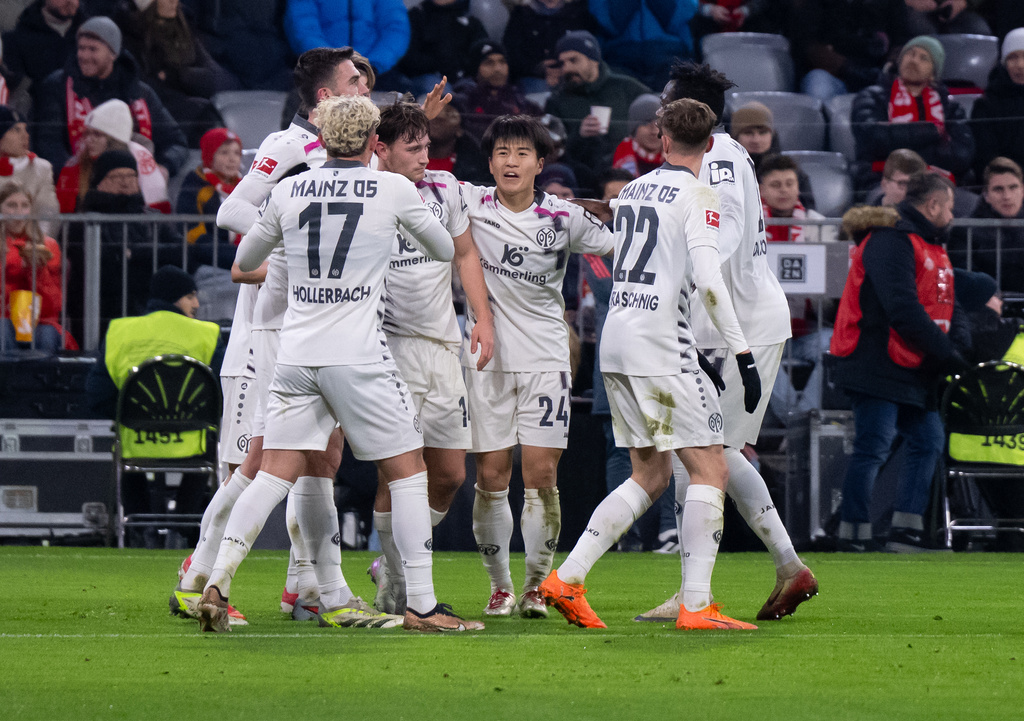 Mainz' players celebrate their side's first goal during the German Bundesliga soccer match between FC Bayern Munich and FSV Mainz 05 in Munich, Germany, Sunday, Dec. 14, 2025. (Sven Hoppe/dpa via AP)