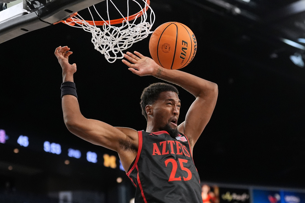 San Diego State forward Jeremiah Oden (25) scores against Michigan during the second half of an NCAA college basketball game in Las Vegas, Monday, Nov. 24, 2025. (AP Photo/Eric Gay)