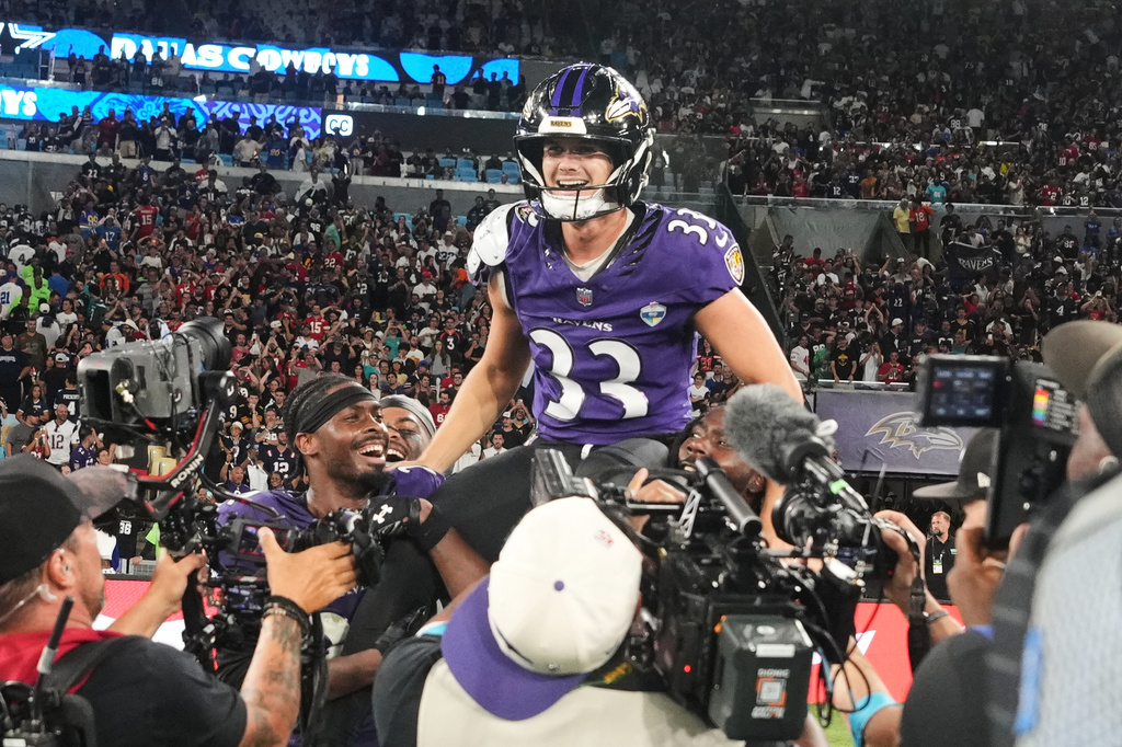 Baltimore Ravens place kicker Tyler Loop (33) celebrates after winning an NFL football game against the Dallas Cowboys in Rio de Janeiro, Sunday, Sept. 27, 2026. (AP Photo/Fernando Llano)