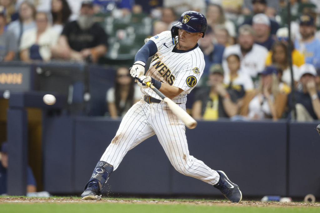 Milwaukee Brewers' Isaac Collins hits a walk-off home run during the ninth inning of a baseball game against the New York Mets, Sunday, Aug.10, 2025, in Milwaukee. (AP Photo/Jeffrey Phelps)