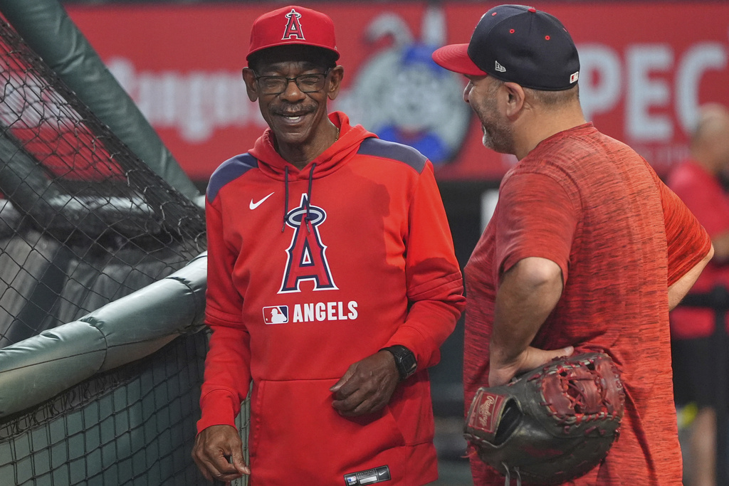 Los Angeles Angels manager Ron Washington, left, laughs during batting practice before a baseball game against the Texas Rangers, Monday, Aug. 25, 2025, in Arlington, Texas. (AP Photo/LM Otero)