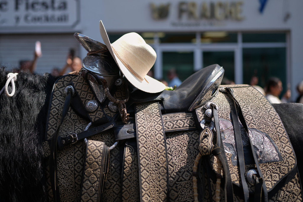 A hat worn by late Mayor Carlos Alberto Manzo Rodríguez, who was shot during the Day of the dead celebrations, sits on his horse at his funeral in Uruapan, Michoacan state, Mexico, Sunday, Nov. 2, 2025. (AP Photo/Eduardo Verdugo)