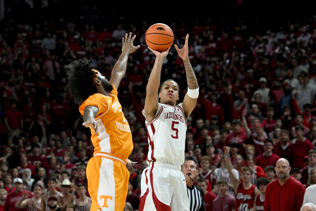 Arkansas guard Darius Acuff Jr. (5) shoots over Tennessee guard Amaree Abram (77) during the first half of an NCAA college basketball game Saturday, Jan. 3, 2026, in Fayetteville, Ark. (AP Photo/Michael Woods)