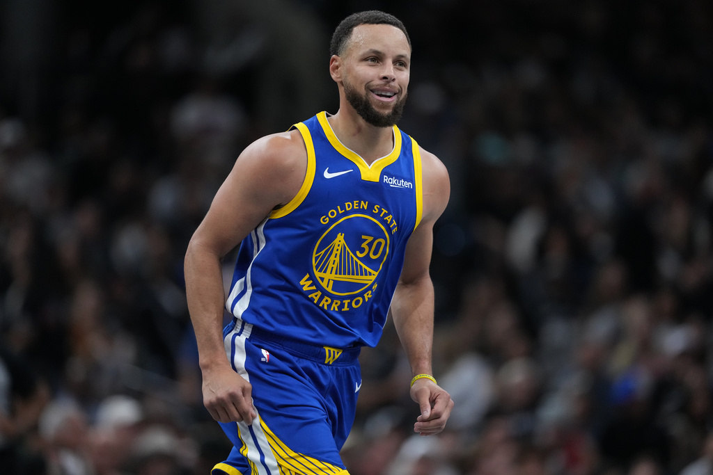 Golden State Warriors guard Stephen Curry (30) reacts after scoring against the San Antonio Spurs during the first half of an NBA Cup basketball game in San Antonio, Friday, Nov. 14, 2025. (AP Photo/Eric Gay)