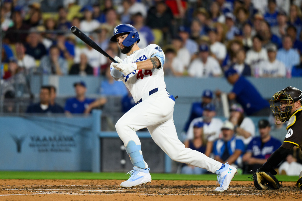 Los Angeles Dodgers' Andy Pages hits a two-run double during the fourth inning of a baseball game against the San Diego Padres in Los Angeles, Thursday, July 2, 2026. (AP Photo/Kyusung Gong)