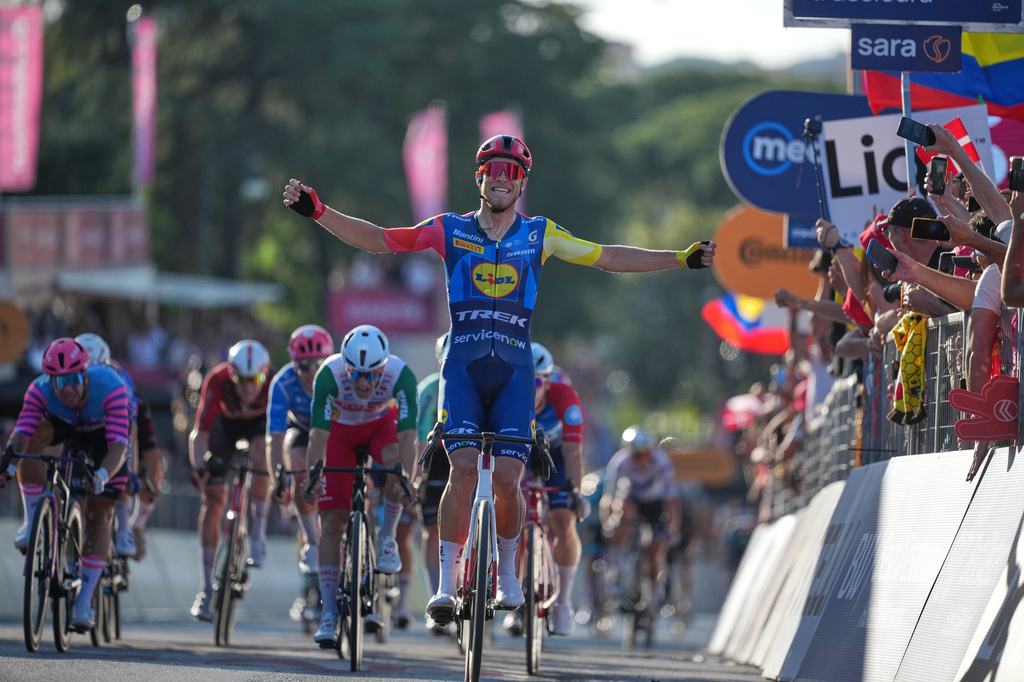Italy's Jonathan Milan celebrates at the finish line after winning the last stage of the Giro d'Italia in Rome Sunday May 31, 2026. (AP Photo/Andrew Medichini)
