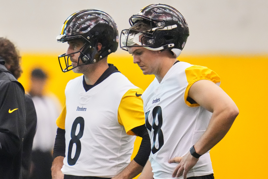 Pittsburgh Steelers quarterbacks Aaron Rodgers (8) and Will Howard participate during NFL football practice in Pittsburgh, Wednesday, May 20, 2026. (AP Photo/Gene J. Puskar)