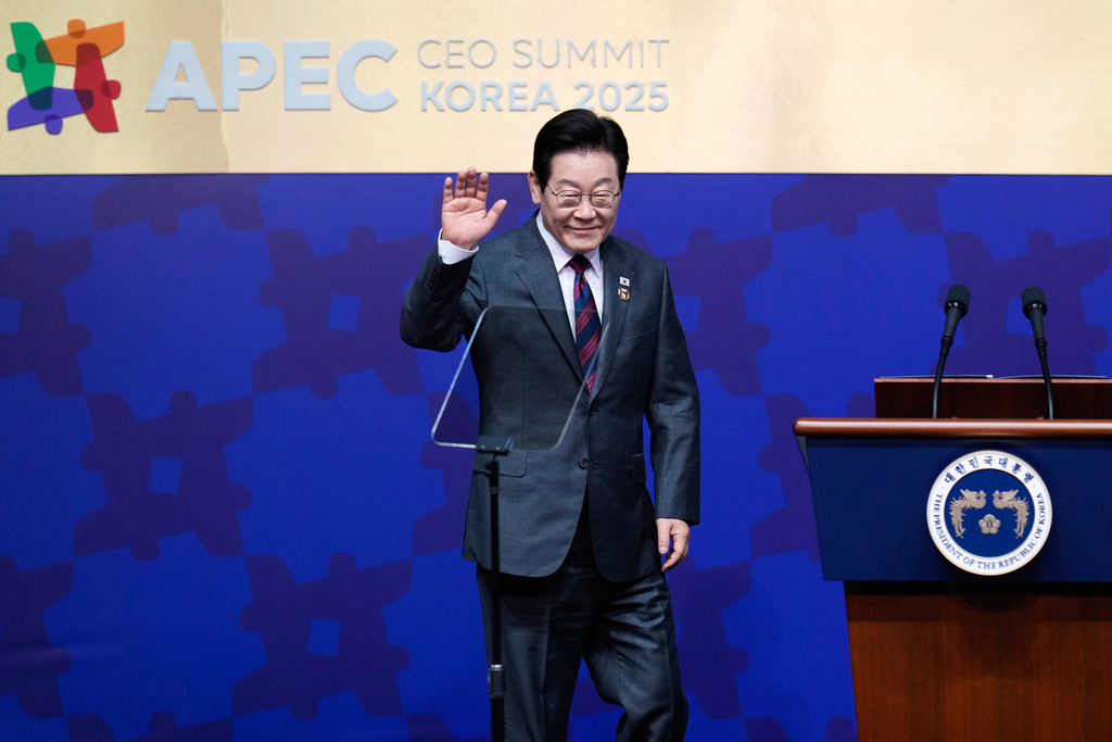 South Korean President Lee Jae Myung waves as he takes the stage at the Asia-Pacific Economic Cooperation (APEC) CEO summit in Gyeongju, South Korea, Wednesday, Oct. 29, 2025. (AP Photo/Ng Han Guan)
