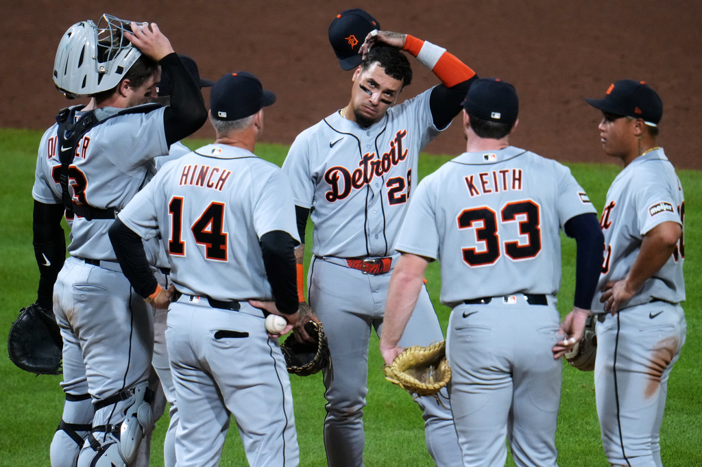 Detroit Tigers manager A.J. Hinch (14) waits for relief pitcher Kyle Finnegan after taking the ball from starter Framber Valdez during the sixth inning of a baseball game against the Pittsburgh Pirates in Pittsburgh, Monday, Aug. 17, 2026. (AP Photo/Gene J. Puskar)