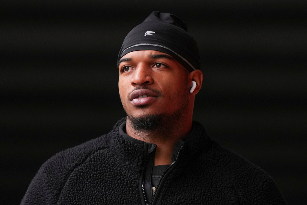 Cincinnati Bengals wide receiver Ja'Marr Chase (1) arrives before an NFL football game against the Chicago Bears, Sunday, Nov. 2, 2025, in Cincinnati. (AP Photo/Jeff Dean)