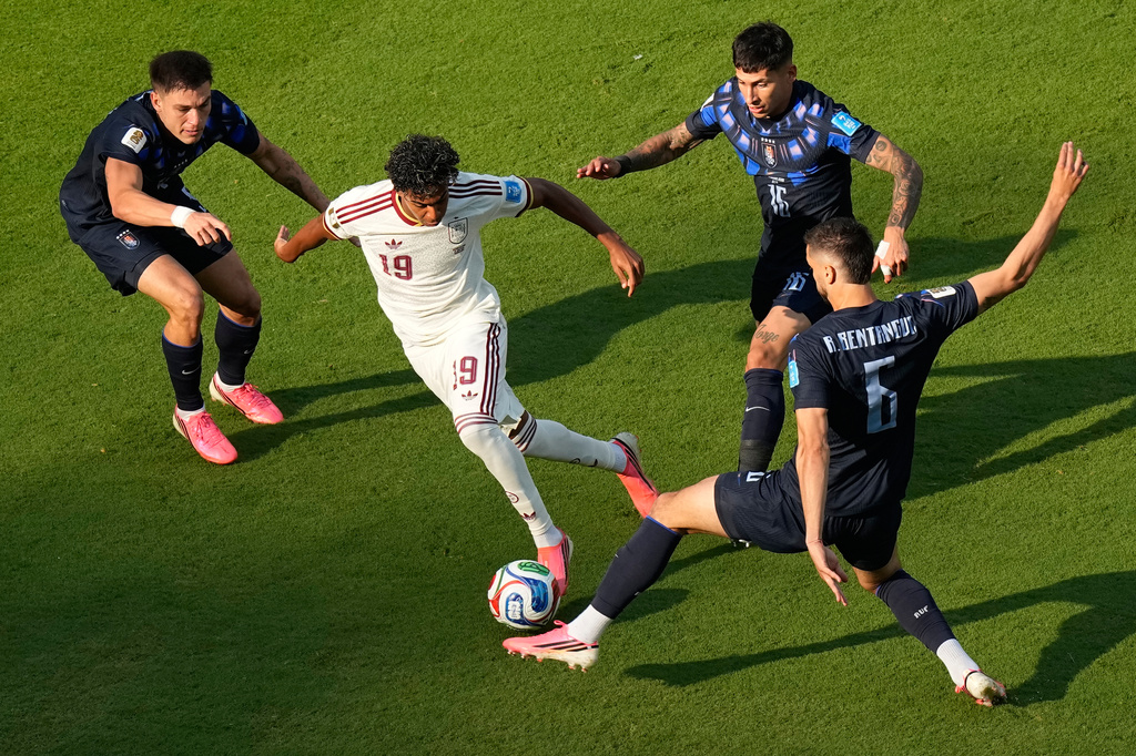 Spain's Lamine Yamal (19) controls the ball against Uruguay's Mathias Olivera (16), Rodrigo Bentancur (6) and Manuel Ugarte (5) during the World Cup Group H soccer match between Uruguay and Spain in Zapopan, near Guadalajara, Mexico, Friday, June 26, 2026. (AP Photo/Fernando Llano)